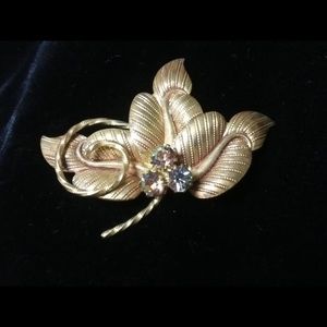 Vintage gold tone brooch